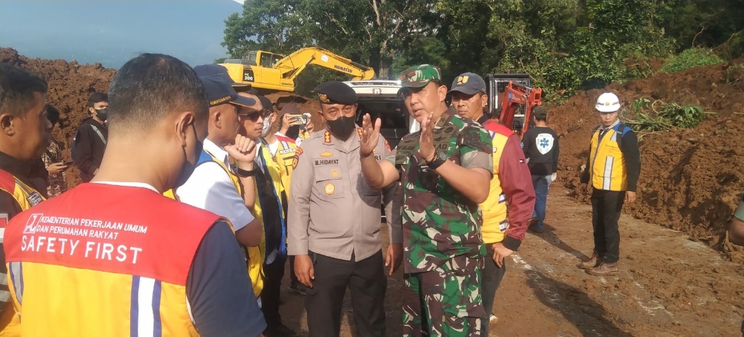 Danrem 061/Suryakancana Memimpin Langsung Pembersihan Jalan Akibat Gempa Yang Terjadi di Cianjur