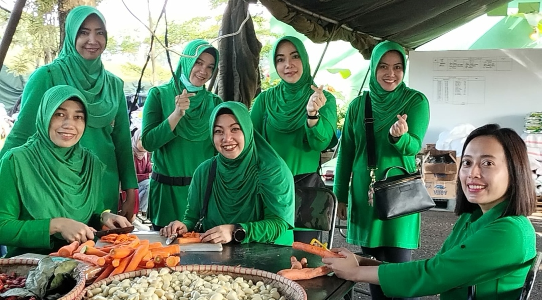 Persit KCK Koorcabrem 061 PD III/Siliwangi Peduli Korban Gempa Bumi Dengan Memberikan Bantuan Kepada Masyaraka