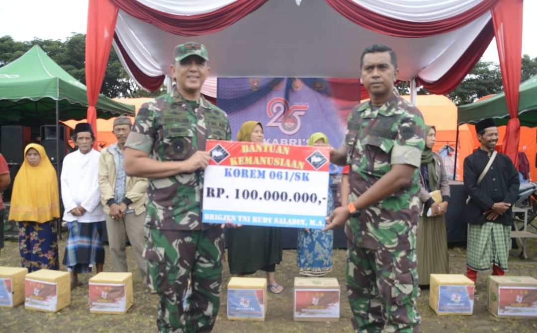 Danrem 061/Suryakancana Bersama Akabri Angkatan 97 Peduli Gempa Cianjur Dengan Memberikan Bantuan kepada Korba