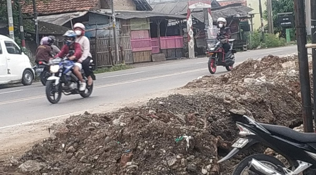 Tanah Galian Drainase/U-dhitc Sepanjang Jalan Raya Serang Tangerang Kec Jayanti Mengganggu Pengendara dan Peja