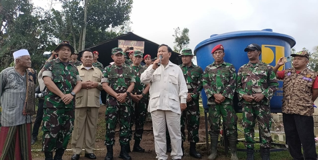 Danrem 061/Sk Mendampingi Menteri Pertahanan RI Meninjau Posko Pengungsi di Kab. Cianjur