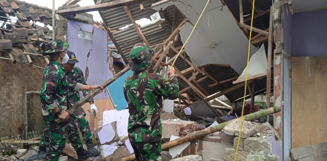 Pasukan Yonif 315/Garuda Terlibat Langsung Membantu Masyarakat Korban Bencana Alam Gempa Bumi Cianjur