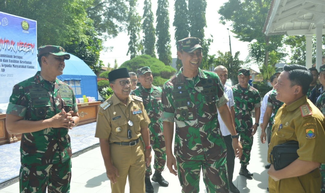 Danrem 061/SK Brigjen TNI Rudy Saladin, MA Dampingi Aster Kasad Berikan Bantuan Korban Bencana Gempa Bumi di C