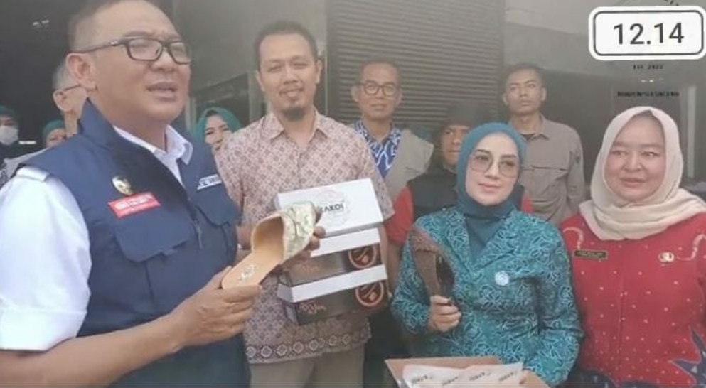 Firman Azwir Pengusaha Sepatu Ciomas Kakoi Menerima Kunjungan PLT Bupati Bogor