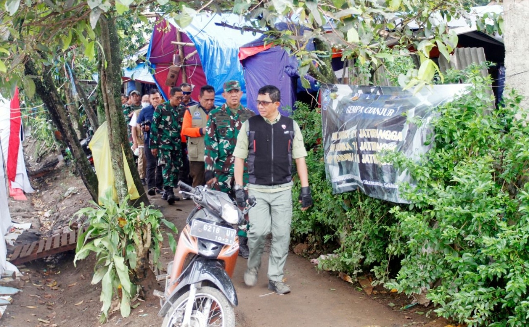 Danrem 061 SK Bersama Kepala BNPB Pantau Penanganan Pembersihan Puing Bangunan Pasca Gempa Bumi di Cianjur