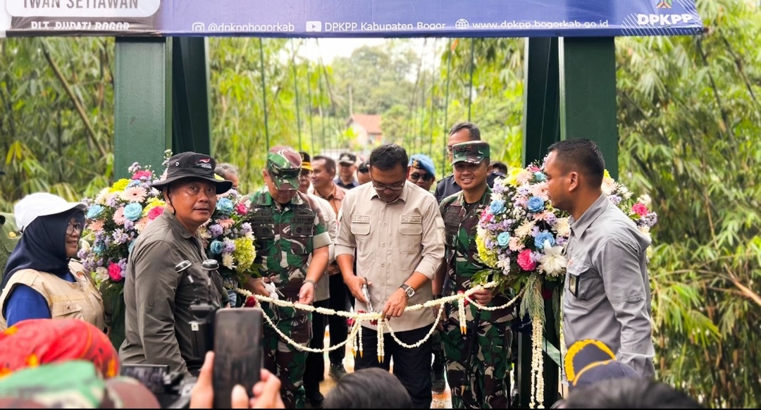 Kasrem 061/Sk Bersama Dandim 0621/Kab.Bogor Dampingi PLT Bupati Bogor Resmikan Jembatan Rawayan di Cibungbulan