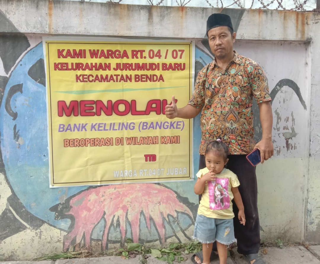 Cegah Praktek Bank Keliling, Ketua RT 004 Kampung Rawa Bamban, Pasang Spanduk Peringatan