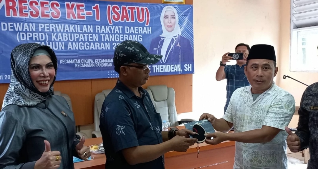 Anggota DPRD Kabupaten Tangerang  Nonce Thendean SH Gelar Reses di Desa Cikupa Serahkan Mobil Ambulans