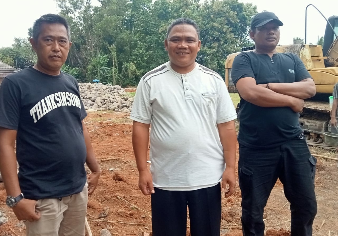 Kepala Desa Cemplang Sedang Melakukan Pembangunan Taman Bermain Anak – Anak, Alun – Alun Desa Cemp