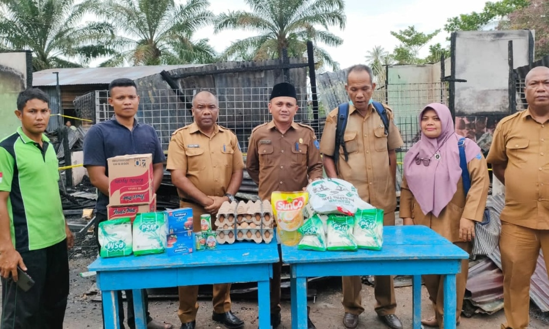 Pemkab Labuhanbatu Serahkan Bantuan Sembako Kepada Korban Kebakaran