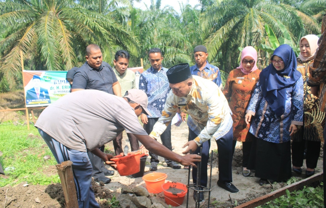 Bupati Meletakkan Batu Pertama Pembangunan Ruang Kelas MIN 2 Labuhanbatu