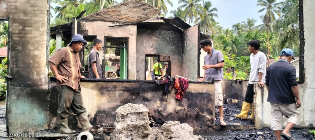 Pemkab Labuhanbatu Serahkan Bantuan Korban Kebakaran di Panai Hilir