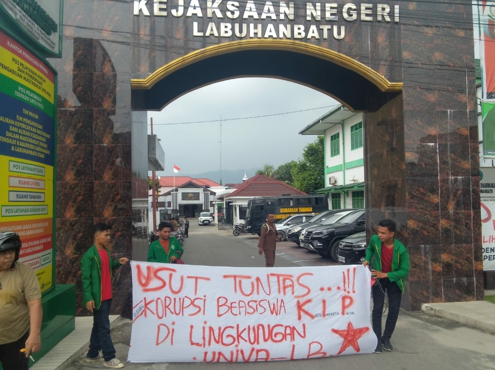 Mahasiswa Univa Labuhanbatu Melakukan Unjuk Rasa di Kantor Kejari Labuhanbatu