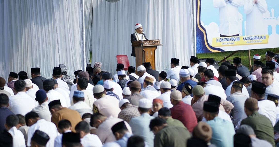 Bupati Labuhanbatu Shalat Ied Dengan Ribuan Warga di Lapangan Ika Bina