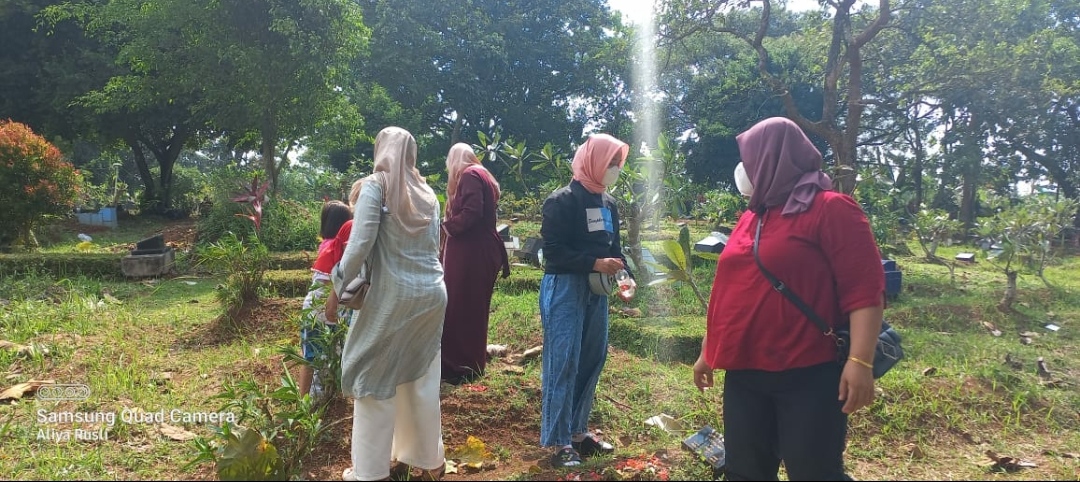 Rismayanti Berziarah ke Makam Kakek di Desa Kadu