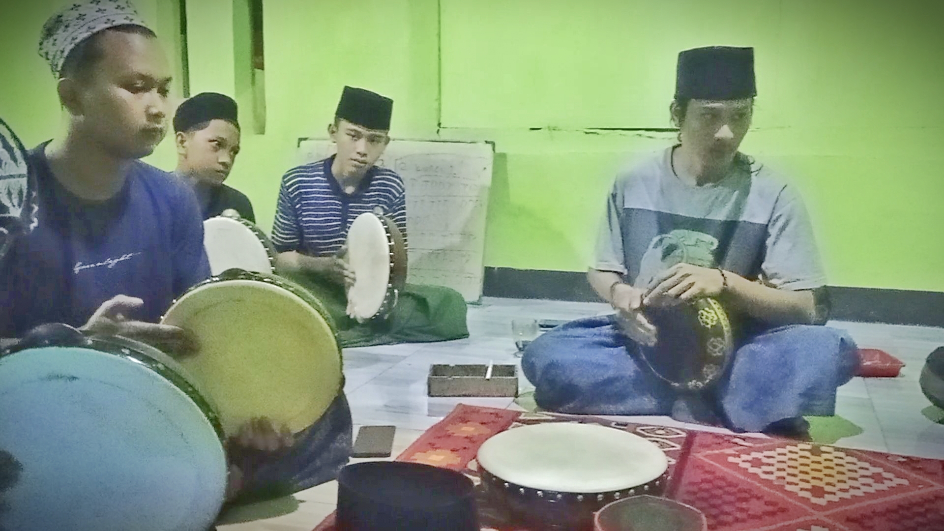 Santri Kemiri Belajar Mainkan Alat Musik Hadroh di Mejelis Roudhotul Muta’alim