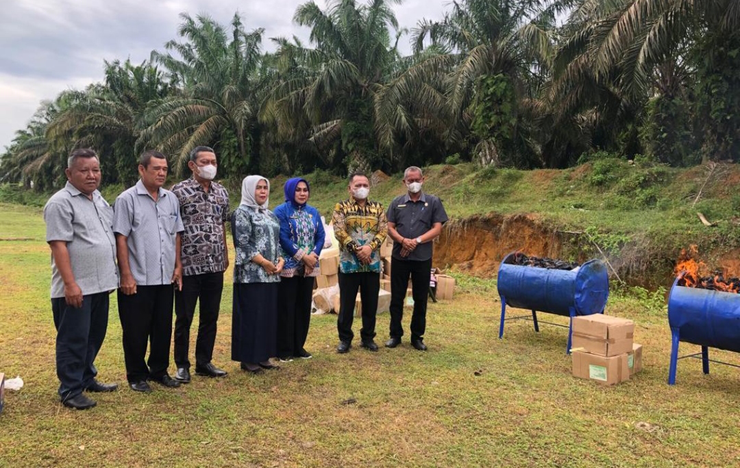 Sekda Labuhanbatu Saksikan Pemusnahan Dokumen Non Arsip Dinas Perpustakaan