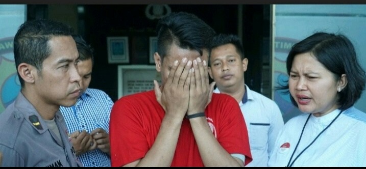 Pemuda Bejat Rekam Foto dan Video di Ponsel