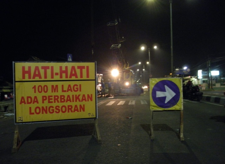 Perbaikan Longsoran Jalan Cimandala – Bogor Sementara Arus Lalin Di Alihkan Pada Saat Malam Hari