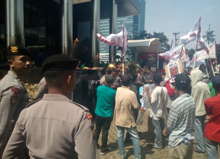 Aksi “MARAK” Geruduk Gedung KPK