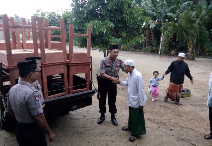 Peduli Pendidikan, Polsek Kualuh Hulu Berikan 15 Meja Belajar