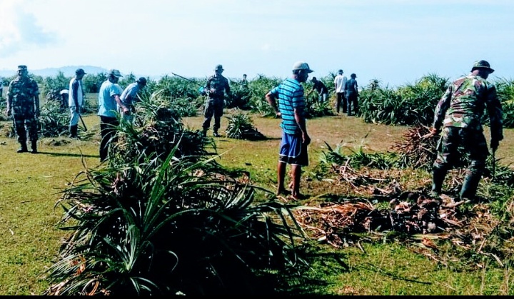 Ratusan Masyarakat Teupah Barat Gotong Royong Dilokasi Kemah Wisata