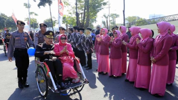 Upacara Pelepasan Purna Bakti103 Anggota Polri Diarak Becak Kelilingi Lapangan Mapolda Jatim