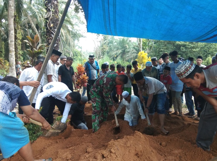 Anggota Satgas TMMD Kodim 0212/Tapsel Takziah ke Tempat Warga yang Meninggal Dunia