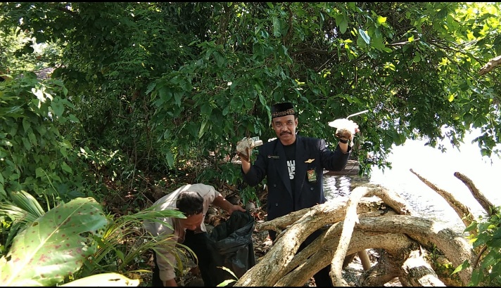 AMPHIBI bersama KLHK lakukan “Aksi Bersih Danau Singkarak”