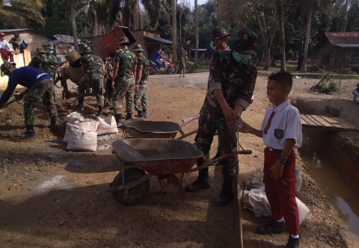 Anak-anak SD Ikut Bantu Kegiatan TMMD