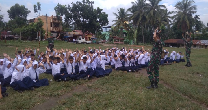 Satgas TMMD Kodim 0212/TS Sempatkan Melatih Baris Berbaris Siswa SMPN 01