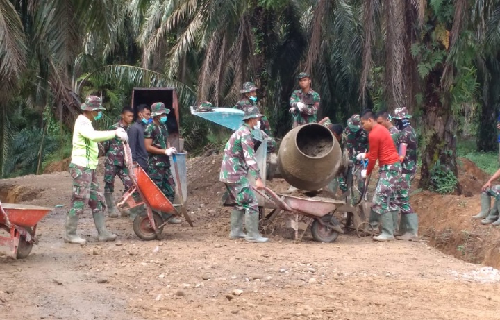 Antisipasi Cuaca, Satgas TMMD Bersama Warga Usai Apel Pagi Sudah Mulai Aduk Semen Untuk Kejar Target