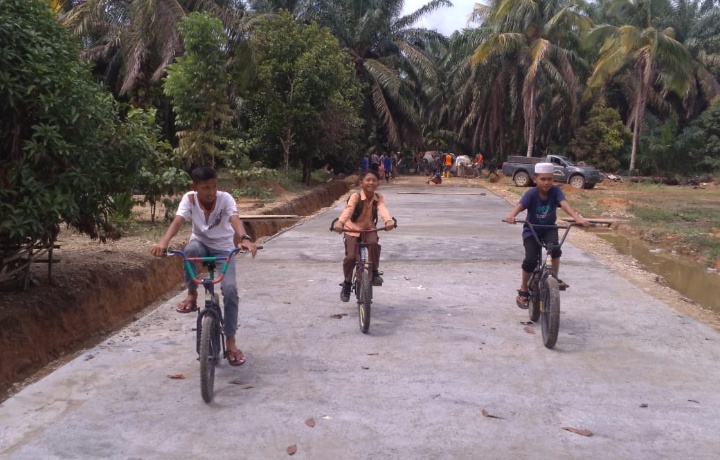 Kerja keras Satgas TMMD Kodim 0212/TS Membangun Jalan Rabat Beton Sudah Bisa Dinikmati Warga dan Anak Sekolah