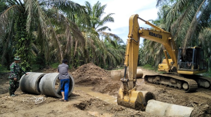 Gorong-gorong Terakhir Akhirnya Bisa Terpasang Meskipun Banyak Genangan Air