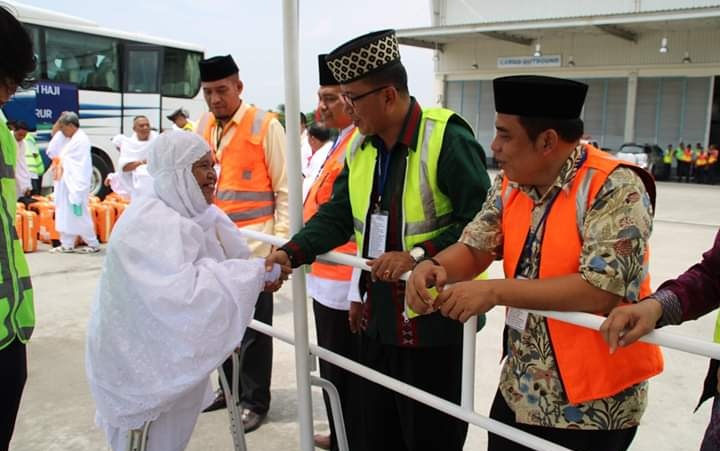 Staf Ahli Bupati Lepas Jeberangkatan Jama’ah Haji Asal Labuhanbatu Di Kualanamu