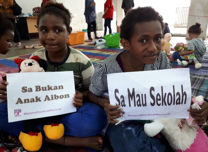 Hari Anak Nasional FJPI Papua Bagi 300 Buku Bagi Anak Papua di Pasar Mama-Mama Papua