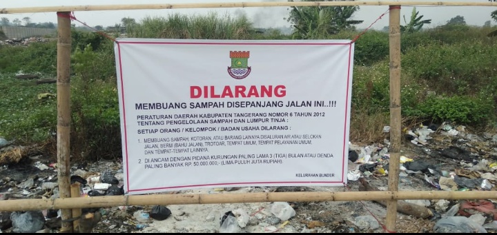 Meskipun Ada Papan Larangan,Pengguna Jalan Kurang KesadaranMembuang Sampahdi jalan Kelurahan Bunder