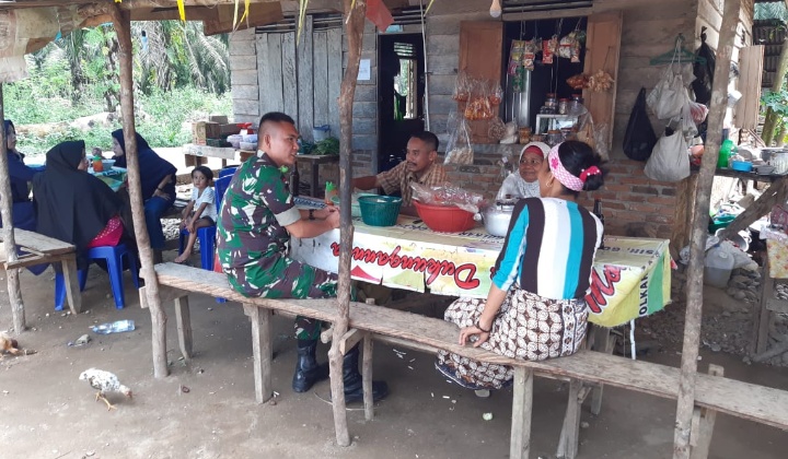 Jalin Keakraban, Satgas TMMD Juga Lakukan Diskusi di Warung Kopi Dengan Warga