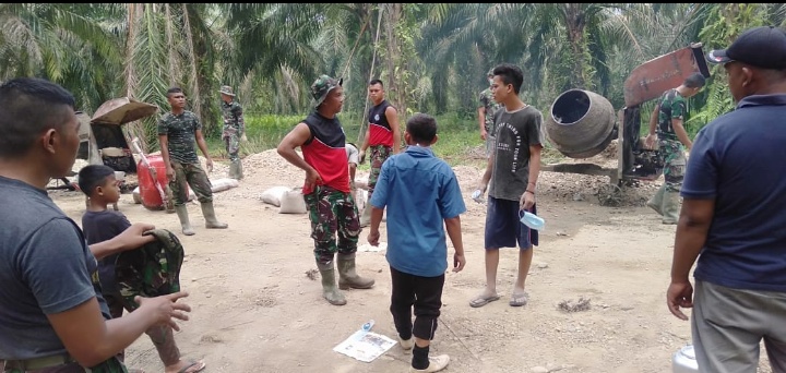 Perwira Pengawas (Pawas) TMMD Kodim 0212/TS Di Dampingi Kepdes Hutaraja Lamo Beri Arahan Ke SSK Satgas