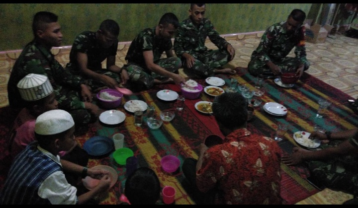 Suasana Kekeluargaan Anggota Satgas TMMD Bersama Keluarga Asuh