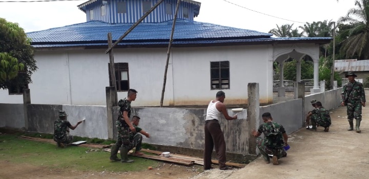 Satgas TMMD Kodim 0212/Tapsel Lakukan Pengecatan Masjid Raya Desa Hutaraja Lamo