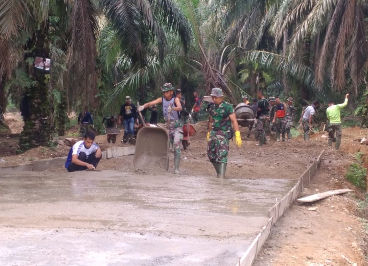 Bersama Masyarakat, Anggota Satgas TMMD Kodim 0212/Tapsel Terus Percepat Pengerjaan Sasaran Fisik