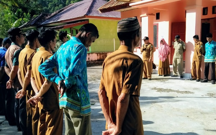 Sekcam Teupah Barat Pimpin Apel Bersama Dengan Aparatur Desa Salur Latun