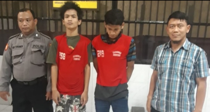 Nongkrong Di Warkop 2 Pria Ini Digelandang Jajaran Satresnarkoba Polrestabes Surabaya