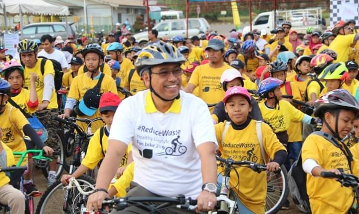 Bupati Lutim Ajak Warga Kurangi Sampah Plastik di Acara Wastefreeday Funbike