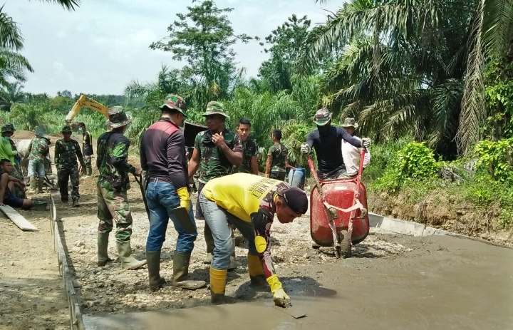 Mengenal Sosok Koptu Prayetno Babinsa Koramil 17/Natal yang turut andil dalam pembangunan Rabat Beton TMMD Kod