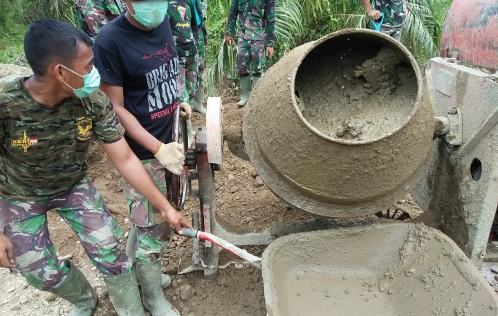 Putaran Mesin Molen Beton, Pacu Semangat Satgas TMMD Kodim 0212/Tapsel