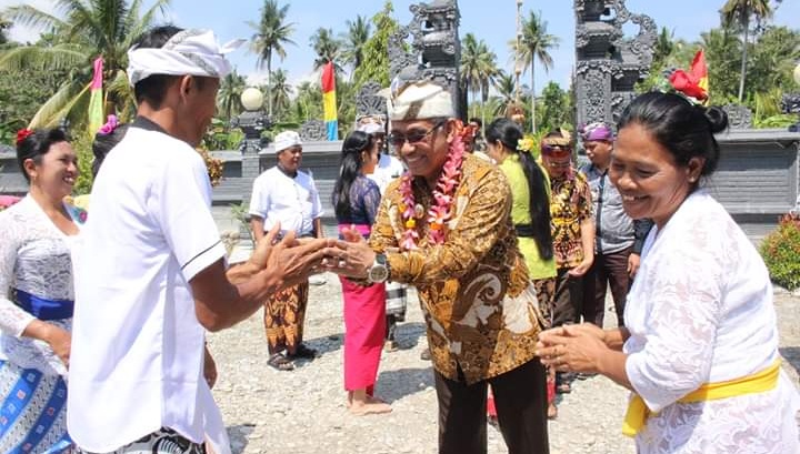 Hadiri Perayaan Odalan Umat Hindu Kalaena, Bupati Lutim Pesan Jaga Toleransi