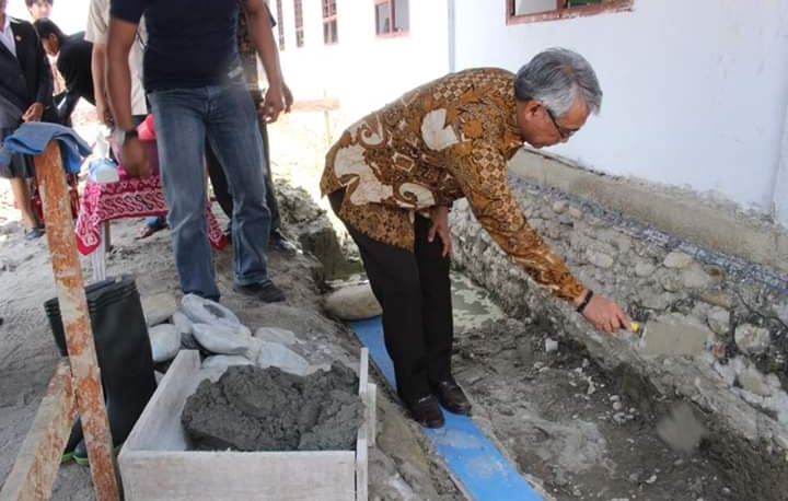 Bupati Lutim Letakkan Batu Pertama Renovasi Gereja GKST Setia Bakti Kalaena 