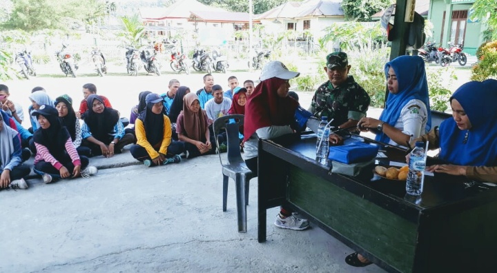 Personil Paskibra mendapat pemeriksaan Kesehatan dari petugas puskesmas Teupah Barat